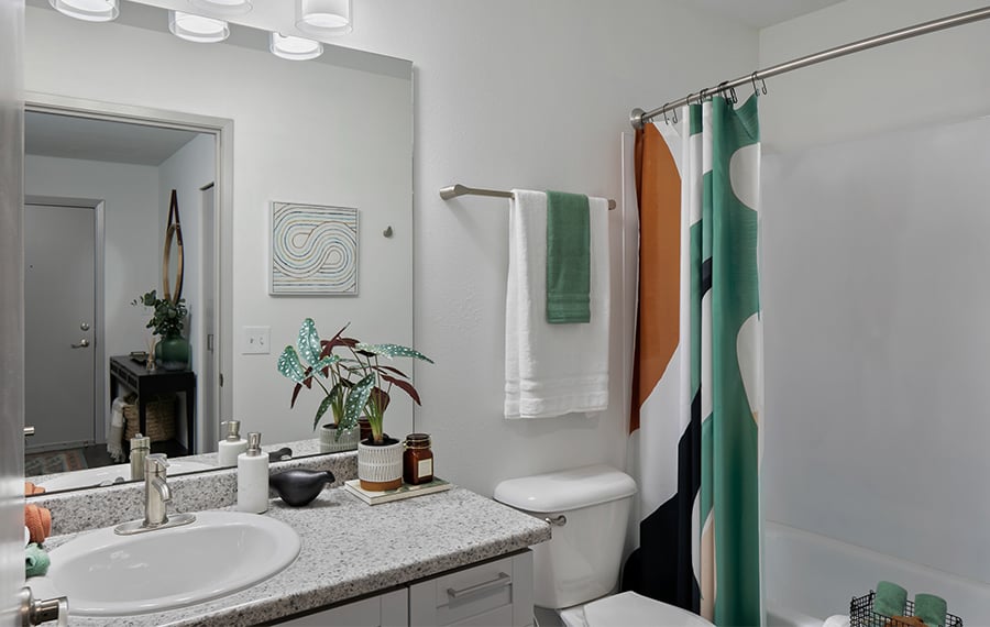 Cascade-Fairwood apartments | Renton, WA | Benson Downs apartments model bath