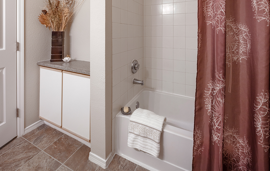 Cascade Summit - Parker Crest apartments in West Linn, OR - bath