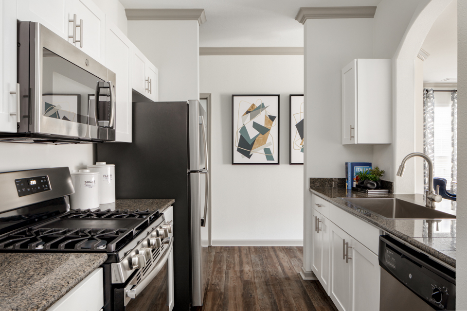 Upgraded apartments in Peabody, MA - Highlands at Dearborn - Kitchen