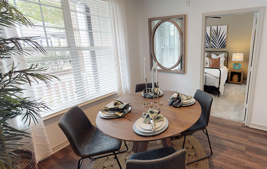 Charlotte Apartments - Promenade Park - Dining Room