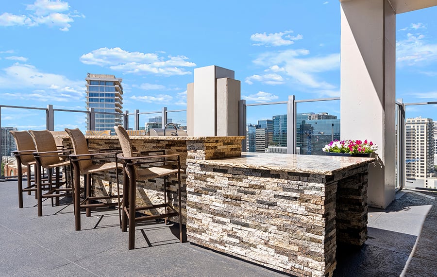 SkyHouse Dallas - Dallas, TX - rooftop lounge