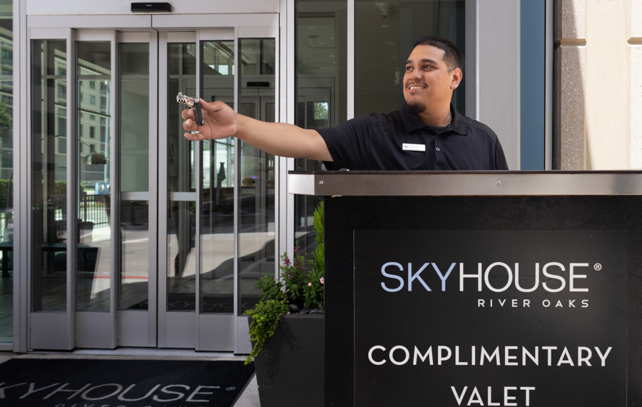 Houston high rise apartments for rent - SkyHouse River Oaks resident living room