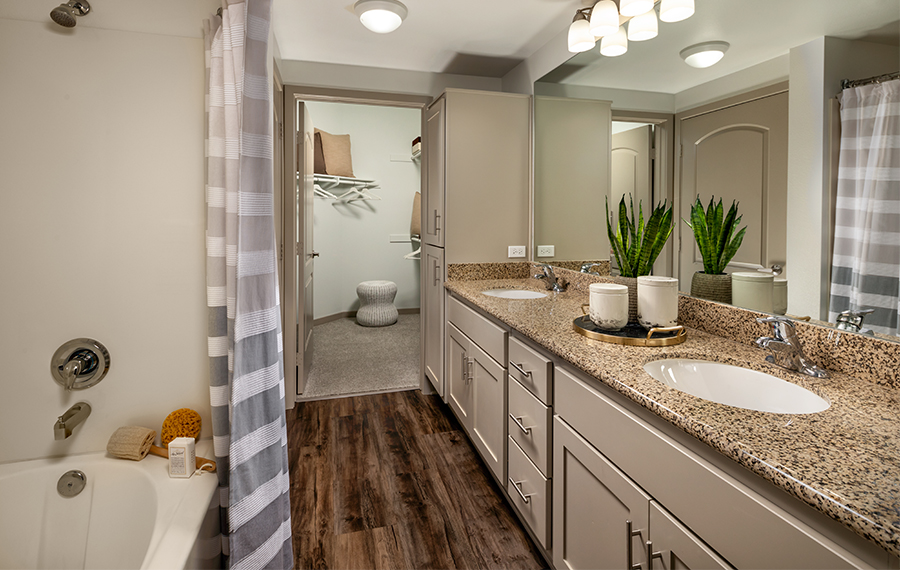 Mira Bella - Apartments in San Diego, CA - model bath