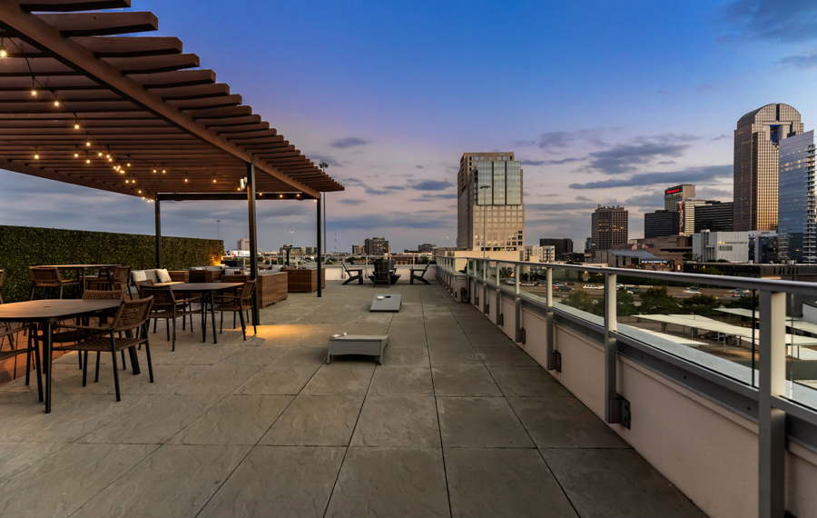 Stella Apartments in Dallas, Texas - Infinity Saltwater Pool