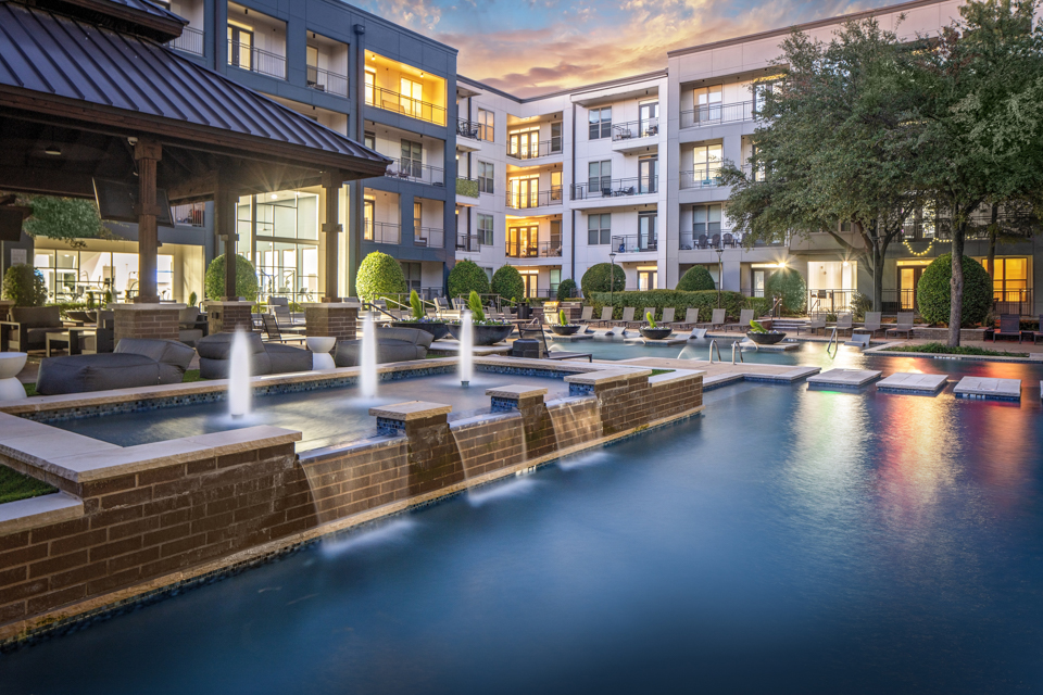 Strata Apartments Dallas Texas - swimming pool