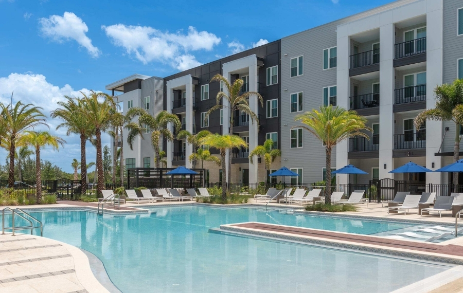 2 bedroom apartments in Tampa, FL - The Residence Peninsula - Pool