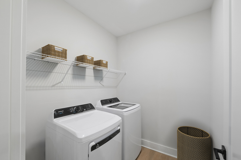 The Henslow Daniel Island - Charleston, SC Apartments - laundry