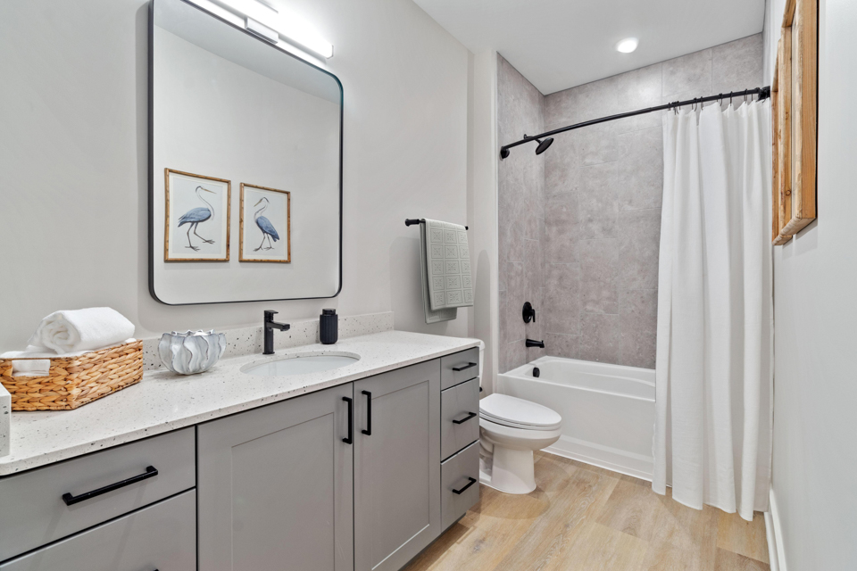 The Henslow Daniel Island - Charleston, SC Apartments - bath