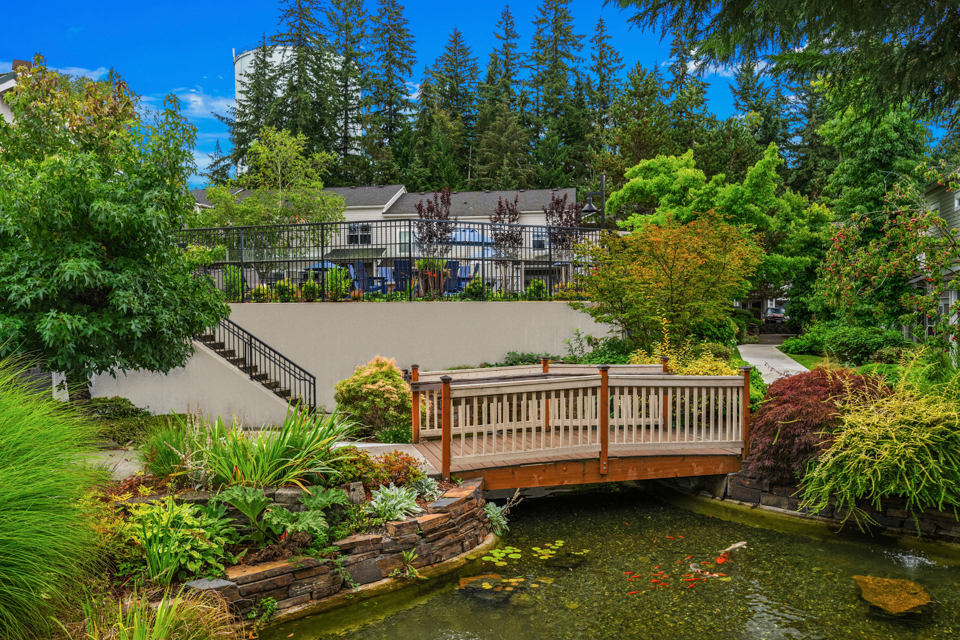The Lodge at Redmond Ridge - Redmond, WA Apartments - walking path