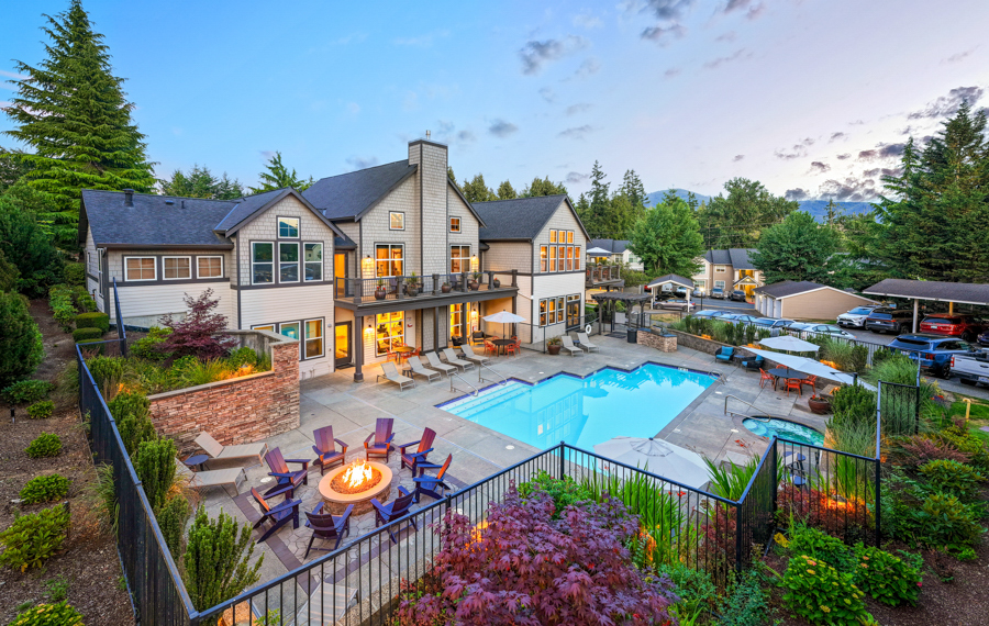 Issaquah apartments near Cosco - The Timbers at Issaquah Ridge Swimming Pool