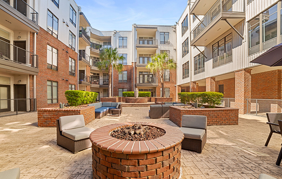 Houston Heights apartments - 2125 Yale courtyard