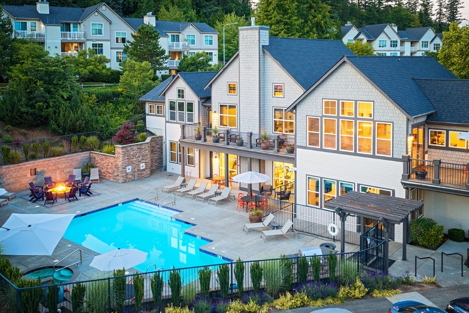 Issaquah Plateau apartments near Sanmar - The Timbers at Issaquah Ridge swimming pool