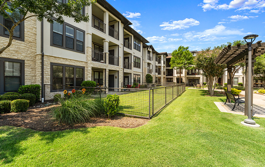 StoneLedge - Grapevine, TX - Private Yards
