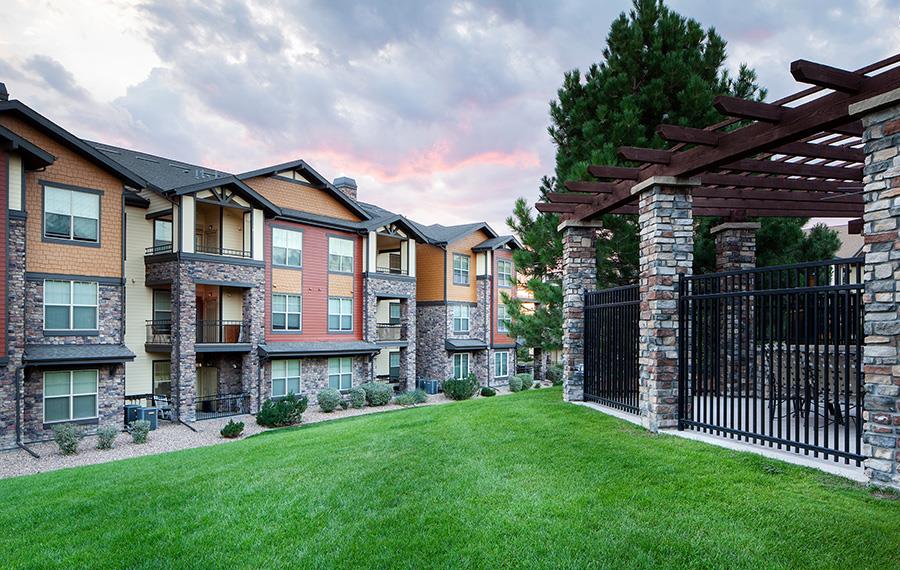 Apt Features The Sanctuary at Tallyn's Reach Aurora, CO