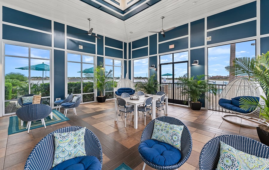 Lake Vue Apartments in Orlando, FL | Outdoor lounge