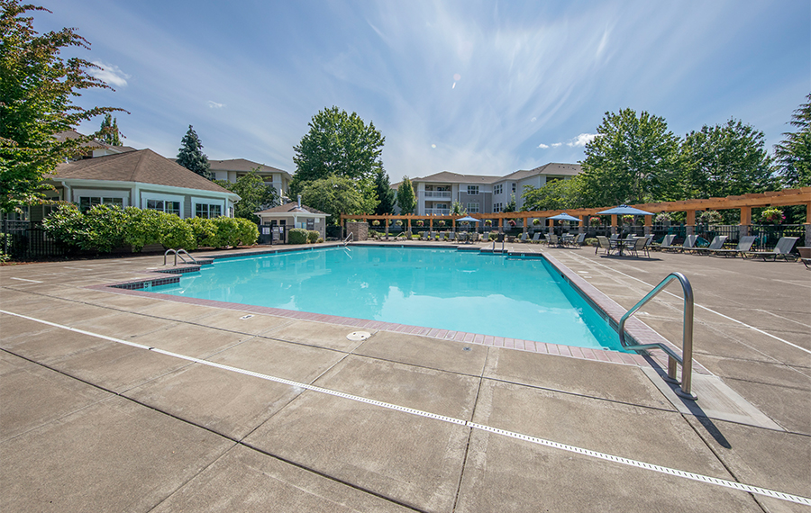 Beaverton apartments near Quatama MAX station - Quatama Crossing Swimming Pool