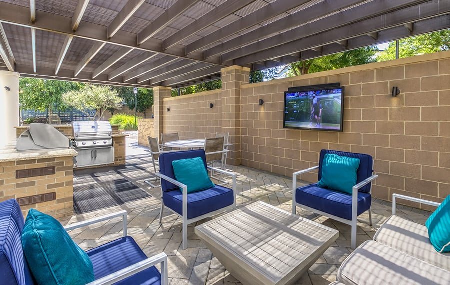 Dilworth apartments near PwC - Silos South End - poolside kitchen