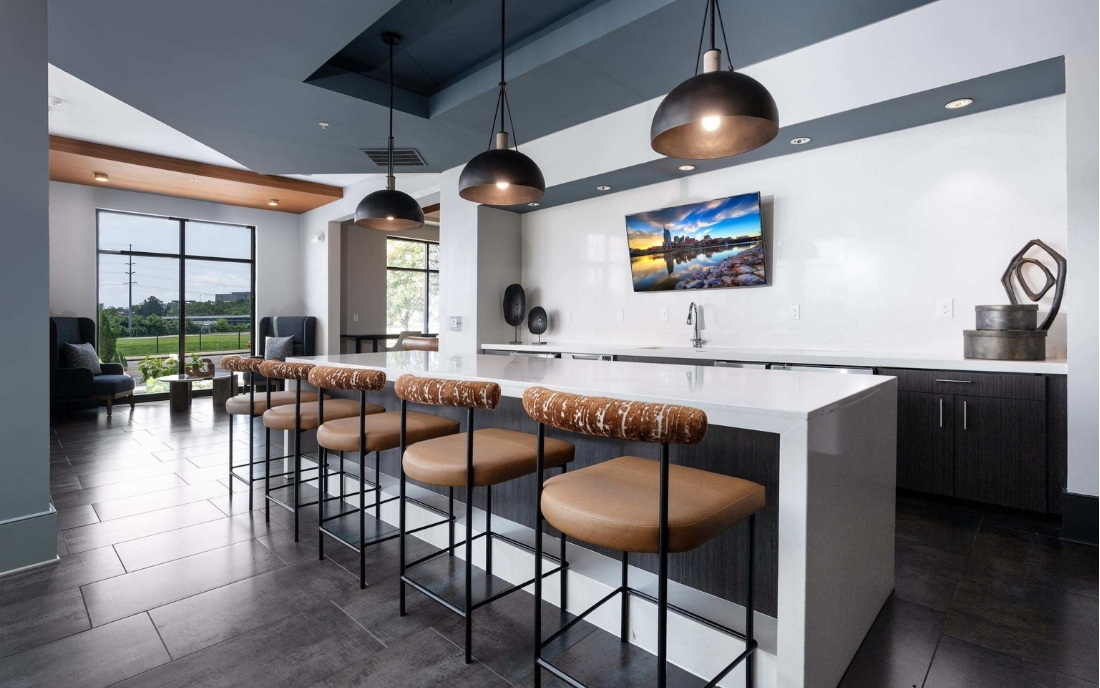 2700 Charlotte Club lounge - apartments in west nashville area