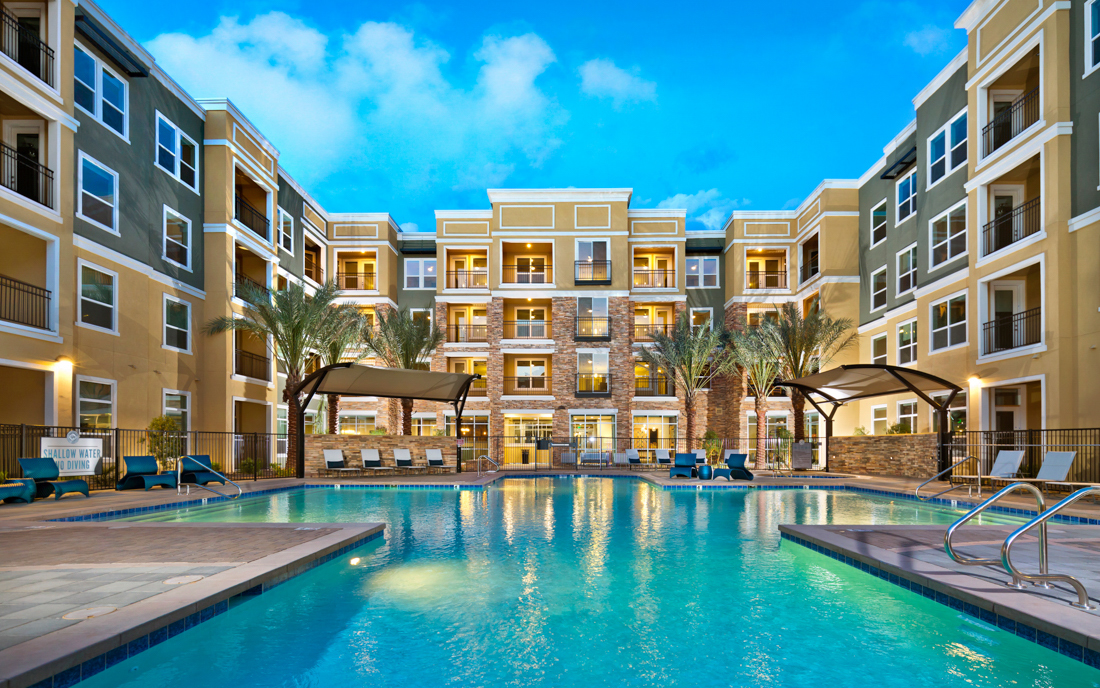 Luxury apartments phoenix - District at Biltmore Resort style pool