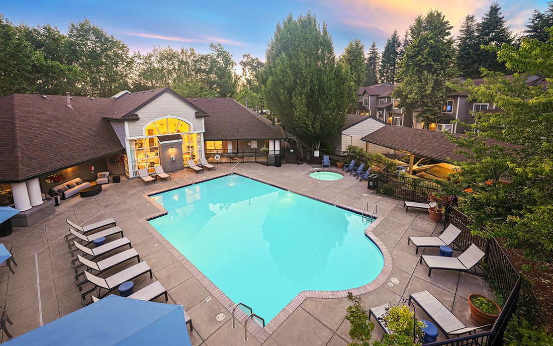 Cascade Summit Townhomes near Trillium Creek Elementary School - West Linn - Outdoor pool 