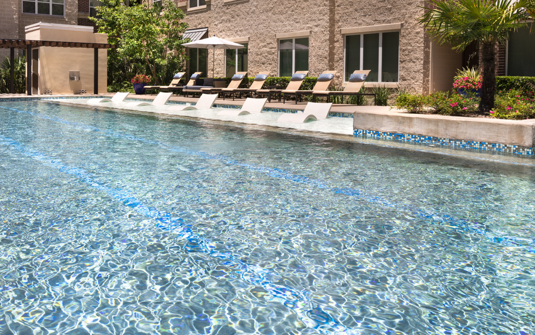 Greenbriar apts - Houston, TX - District at Greenbriar Resort Style pool and sundeck