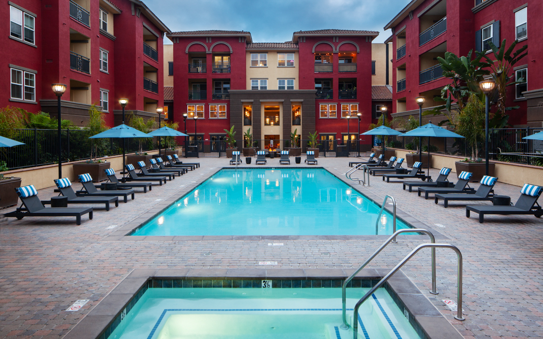 Clairemont apartments for rent in San Diego - Mira Bella Large swimming pool