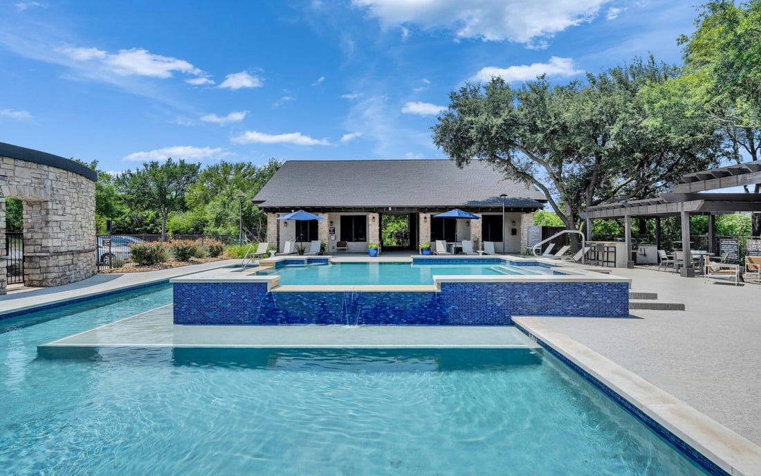 Southwest apartments near NXP Semi-conductors - Ridgeview Resort style swimming pool with BBQ grills
