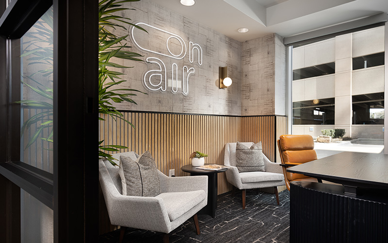 Houston high rise apartments for rent - SkyHouse River Oaks - Business Center