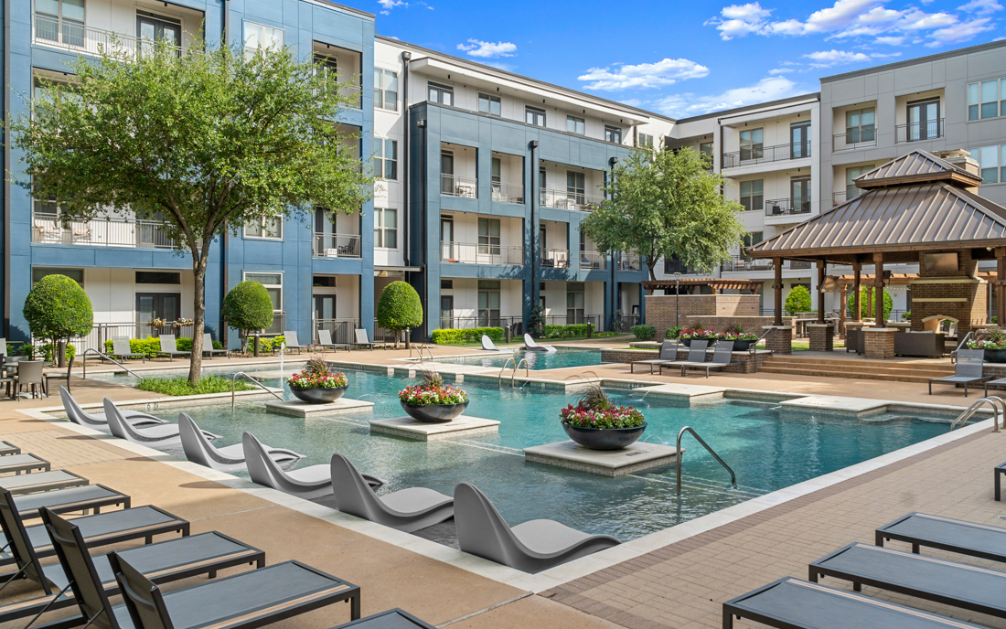 Strata Apartments - Resort style swimming pool - M Streets Apartments Dallas