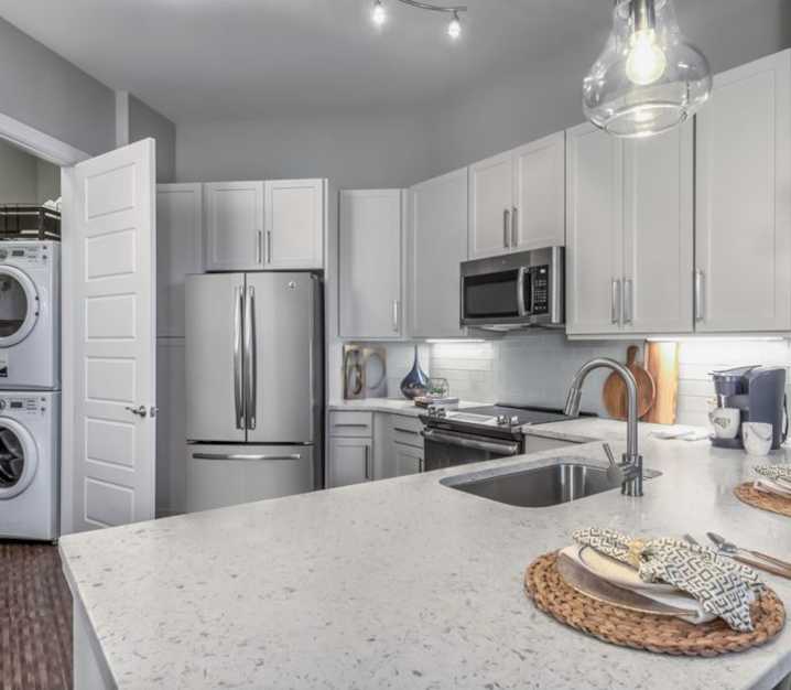 Charlotte luxury apartments - The Links Rea Farms kitchen