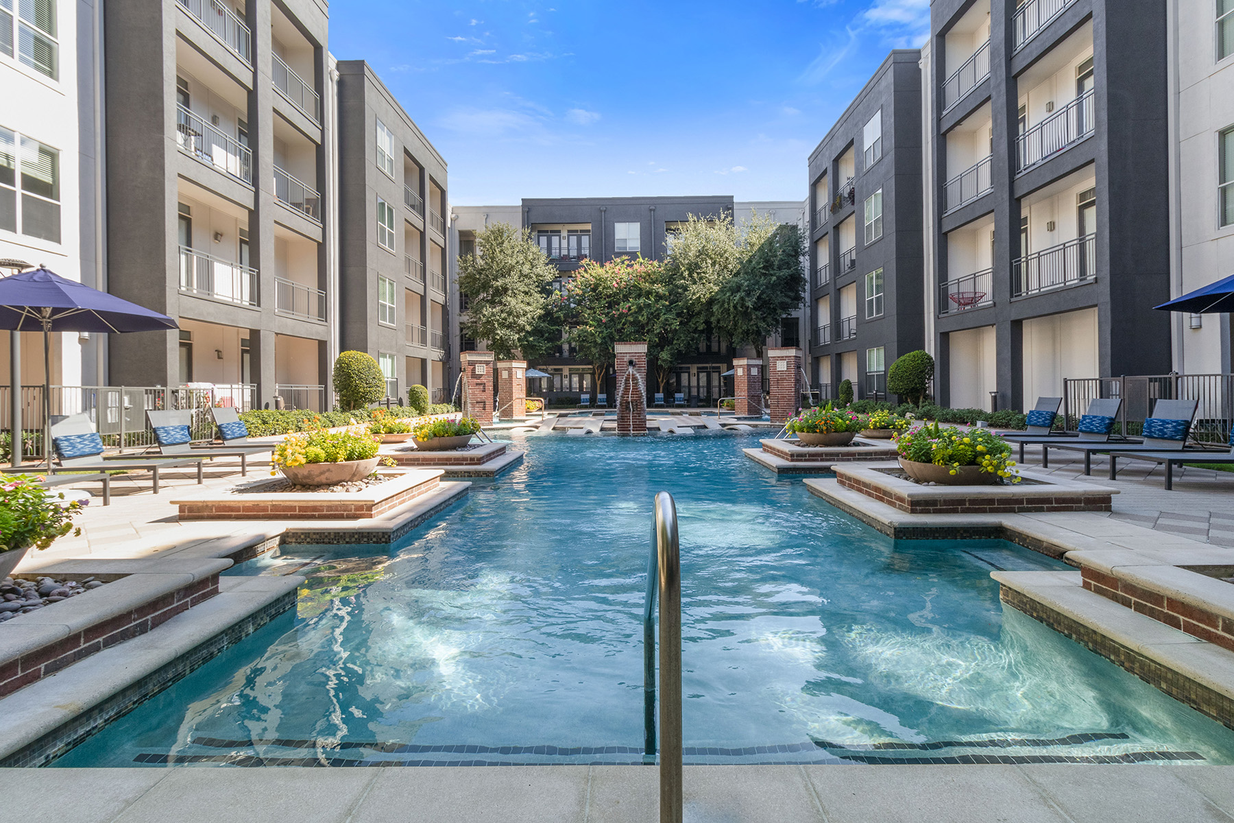 The Icon at Ross - swimming pool - Apartments near Baylor Medical Center Dallas
