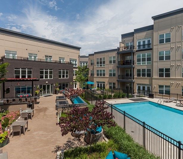 Mallory Square - Apartments in Downtown Rockville - swimming pool