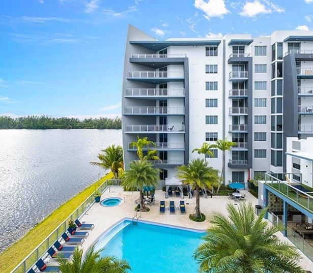 LaVida Apartments - apartments near Doral - pool area