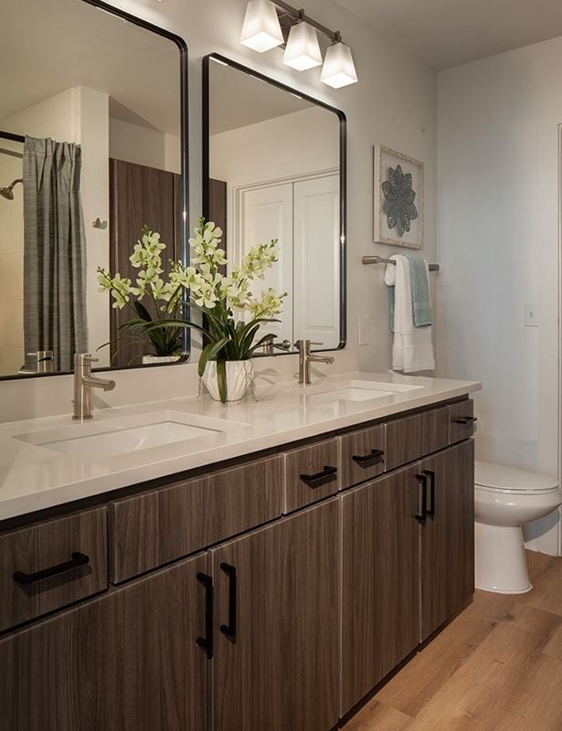 Houston Heights Apartments for Rent - 2125 Yale - Modern Bathroom