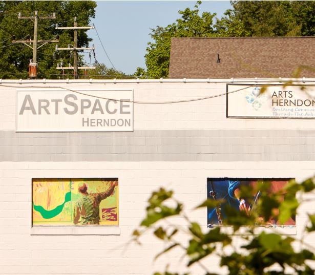 Minutes to Herndon, VA art district at Passport Apartments 