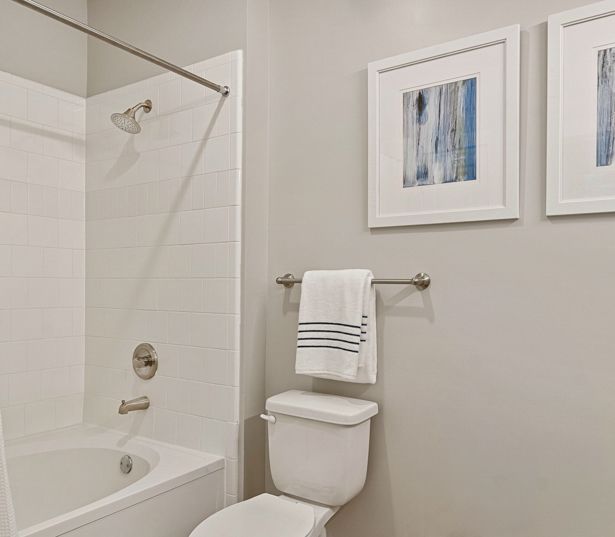 Suwanee apartments near Oracle - Artisan Station Apartments bathroom