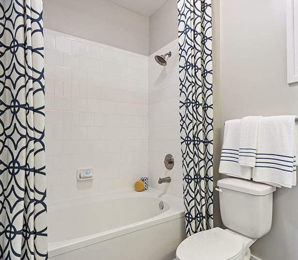Suwanee apartments near Oracle - Artisan Station Apartments bathroom