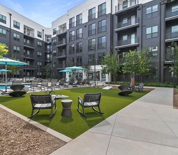 Studio Apartments in Atlanta - Auden Apartments - Courtyard