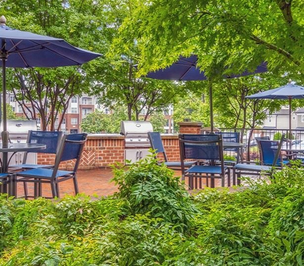 Ayrsley townhomes near Whitewater Center - Gramercy Square at Ayrsley - grills and dining areas