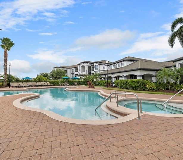 Reserve At Beachline upgraded apartments for rent - Medical City - Pool and spa