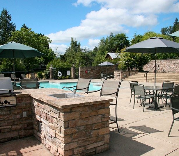 Boulder Creek apartments in Klahanie near Boeing - Outdoor grilling station and dining area