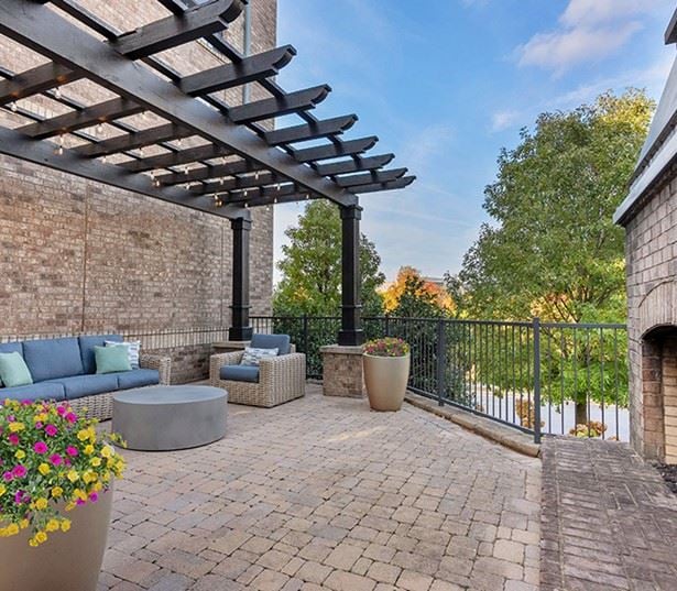 Franklin Apartments for rent in Berry Hill near Nissan - Cadence Cool Springs outdoor lounge area