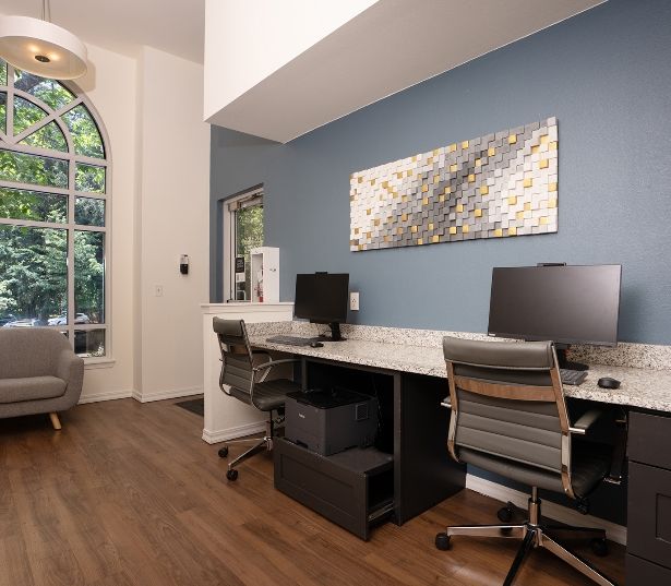 Rosemont Park Apartments for Rent in West Linn OR - Cascade Summit business lounge