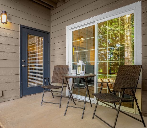 Cascade Summit Apartments and Townhomes for rent in Lake Oswego - Patio or Balcony