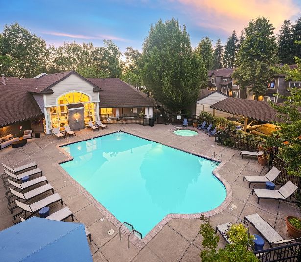 Cascade Summit Apartments and Townhomes for rent in Lake Oswego - Pool