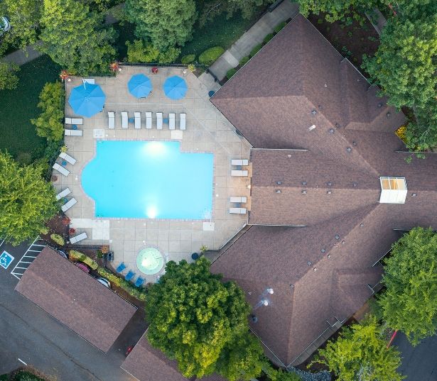Cascade Summit Apartments and Townhomes for rent in Lake Oswego - Pool