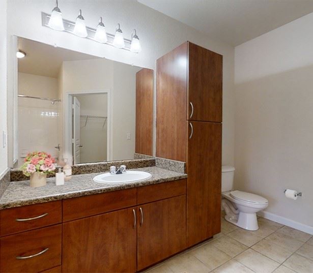 Upgraded Apartments Near Orlando Airport - Reserve at Beachline - Bathroom