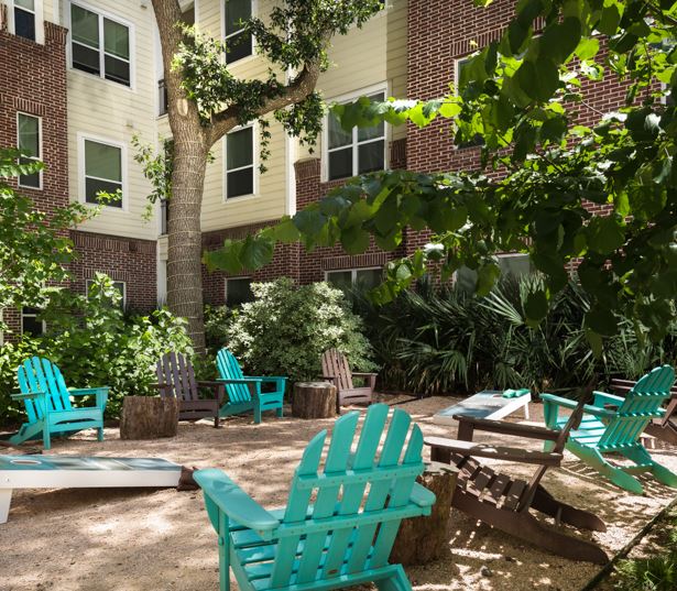 Texas Medical Center apartments for rent - District at Greenbriar courtyard lounge