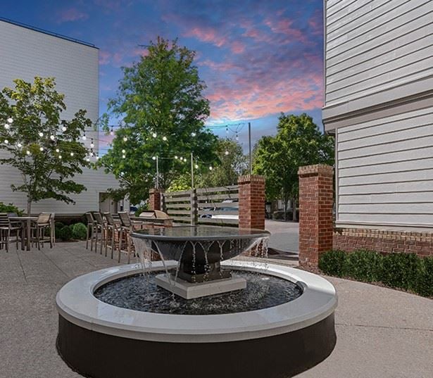 Dwell at McEwen Apartment Homes in Franklin, TN - Spacious courtyard