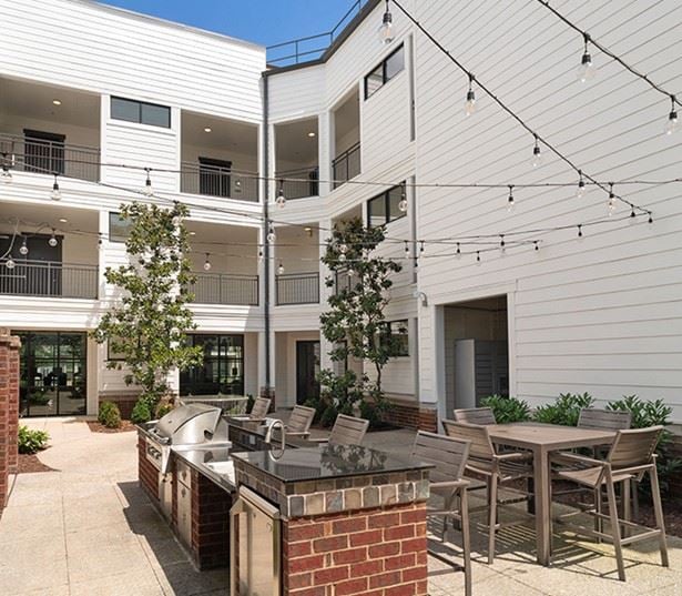 Apartments near Cool Springs Galleria - Dwell at McEwen patio area